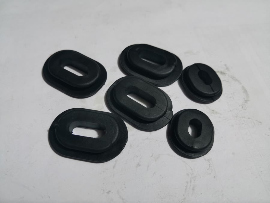 repuesto de moto MOTO71 — KIT GOMAS TAPAS LATERALES JAGUAR150200MD AGUILA