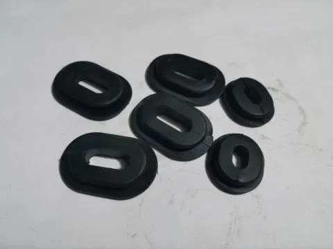 repuesto de moto MOTO71 — KIT GOMAS TAPAS LATERALES JAGUAR150200MD AGUILA