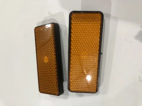 repuesto de moto MOTO71 — REFLECTOR DE PLACA NARAJADO