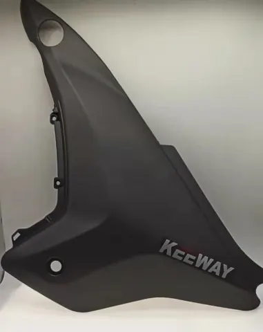 repuesto de moto MOTO71 — TAPA LATERAL RKV200 NEGRO